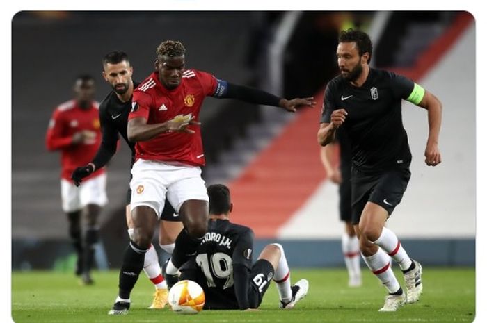 Aksi Paul Pogba dalam laga Manchester United versus Granada di leg kedua babak perempat final Liga Europa 2020-2021.