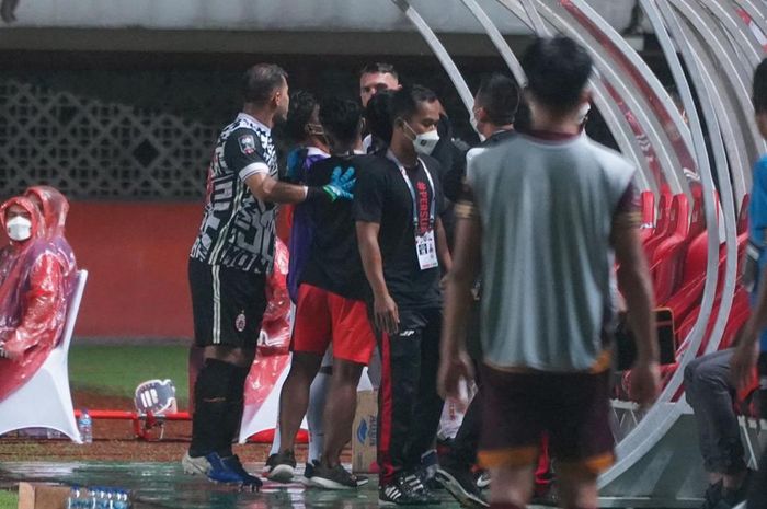 Marko Simic terlihat adu argumen dengan Andritany Ardhiyasa di bench pemain Persija Jakarta
