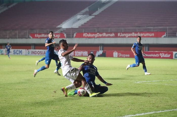 Irfan Jaya dan Ardi Idrus dalam laga Persib Bandung vs PSS Sleman pada leg pertama semifinal Piala Menpora 2021 di Stadion Maguwoharjo, Sleman, Yogyakarta, Jumat (16/4/2021).