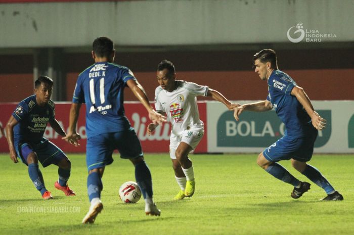 Winger PSS sleman, Irfan Jaya, mendapatkan kawalan ketat dari pemain bertahan Persib Bandung pada leg pertama semifinal Piala Menpora 2021 di Stadion Maguwoharjo, Sleman, Jumat (16/4/2021).