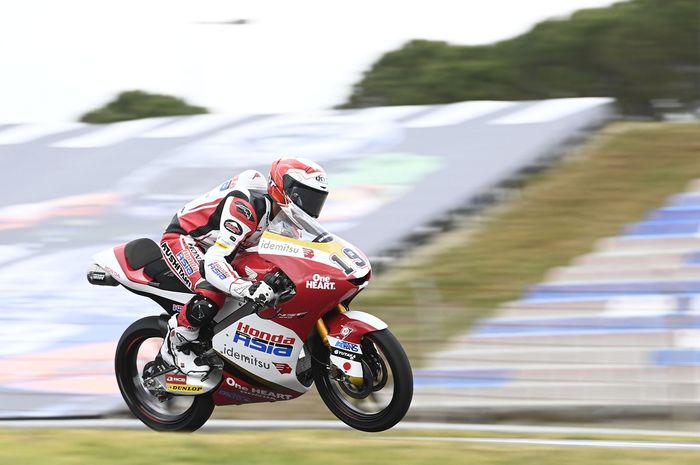 Pembalap Indonesia yang turun di kelas Moto3, Andi Farid Izdihar atau Andi Gilang saat tengah menggeber kuda besinya.