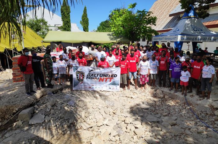 Penyerahan bantuan dari Bali United kepada korban bencana banjir dan angin kencang di Nusa Tenggara Timur, Jumat (16/4/2021) 
