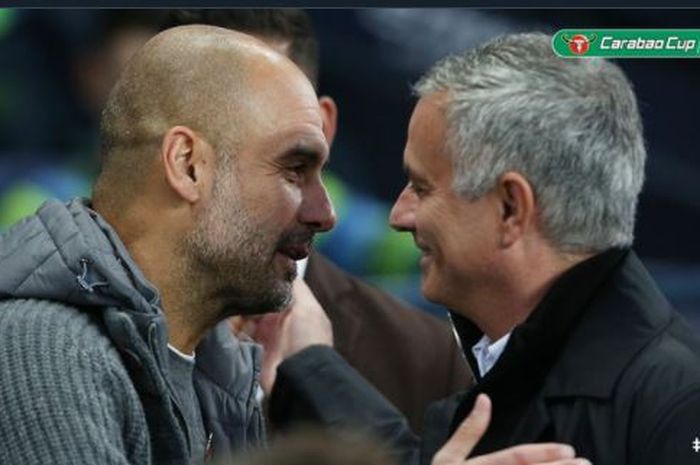 Jose Mourinho (kanan) dan Pep Guardiola bertemu dalam duel Tottenham Hotspur vs Manchester City pada Februari 2020