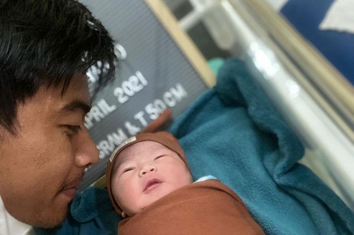 Kiper Persebaya Surabaya, Satria Tama bersama putra pertamanya yang lahir Kamis (15/4/2021) pagi WIB.