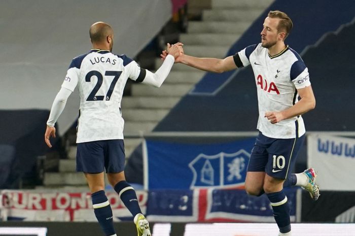 Harry Kane merayakan gol ke gawang Everton bersama dengan Lucas Moura pada pekan ke-32 Liga Inggris 2020-2021, Jumat (16/4/2021).