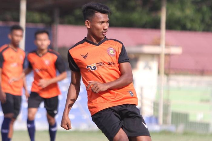 Assanur Rijal sedang berlatih dengan skuad Persiraja Banda Aceh