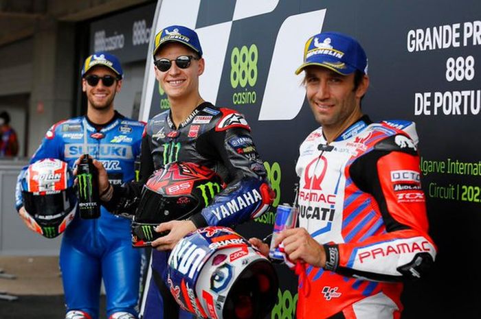 Dari kiri ke kanan, Alex Rins (Suzuki). Fabio Quartararo (Monster Energy Yamaha), dan Johann Zarco (Pramac Ducati) setelah sesi kualifikasi MotoGP Portugal di Sirkuit Algarve, Portimao, Sabtu (17/4/2021).