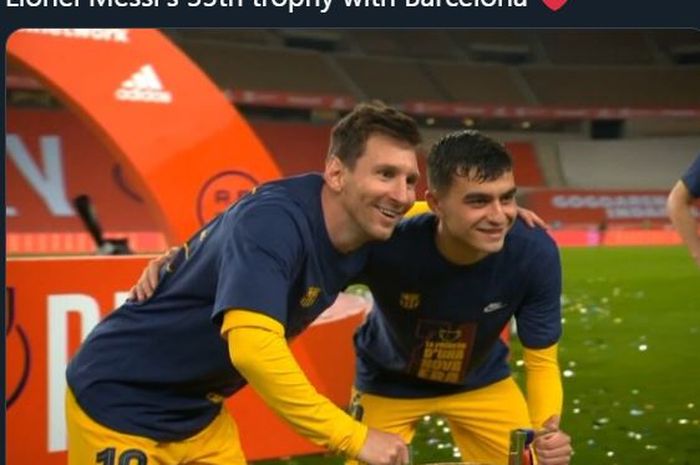 Lionel Messi berfoto dengan Pedri saat Barcelona meraih gelar Copa del Rey usai menekuk Athletic Bilbao di laga final, 17 April 2021.