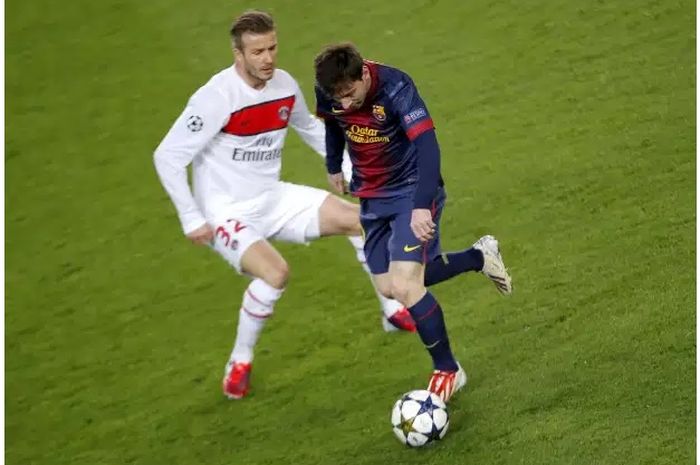 David beckham (kiri) menghadang Lionel Messi (kanan) pada laga PSG vs Barcelona pada leg kedua perempat Liga Champions 2012-2013.
