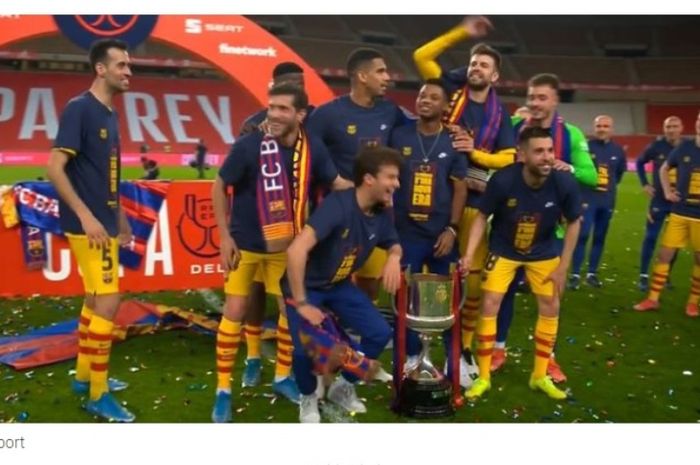 Bek Barcelona, gerard Pique, saat 'mengusir' Ousmane Dembele ketika berfoto bareng trofi Copa del Rey.