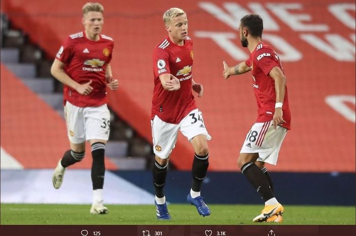 Gelandang Manchester United, Bruno Fernandes, Donny van de Beek, dan Scott McTominay.