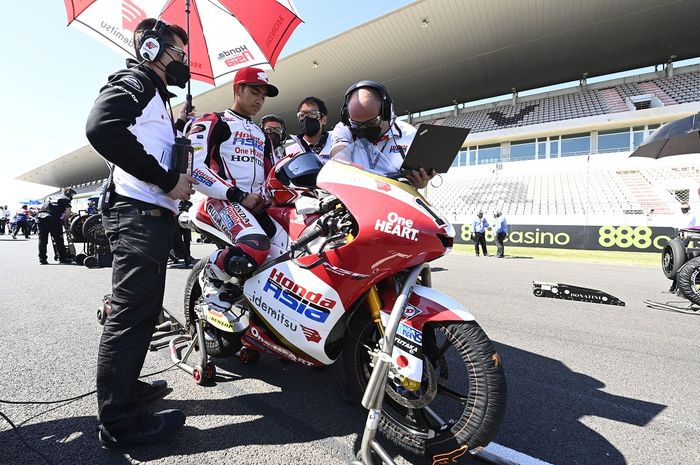 Pembalap Honda Team Asia, Andi Farid Izdihar, berbaris di starting grid menjelang balapan Moto3 Portugal di Sirkuit Algarve, Portimao, Portugal, 18 April 2021.