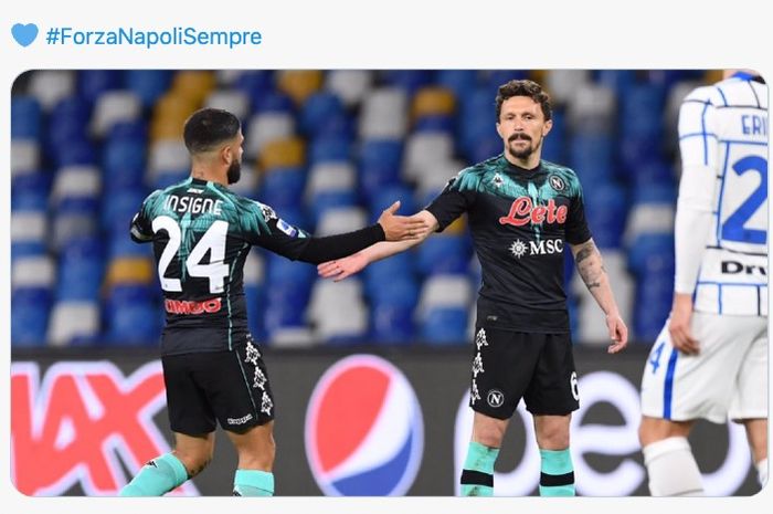 Pemain Napoli, Lorenzo Insigne dan Mario Rui (kanan), pada laga versus Inter Milan, Minggu (18/4/2021) waktu setempat di Stadion Diego Armando Maradona, Napoli, Italia.