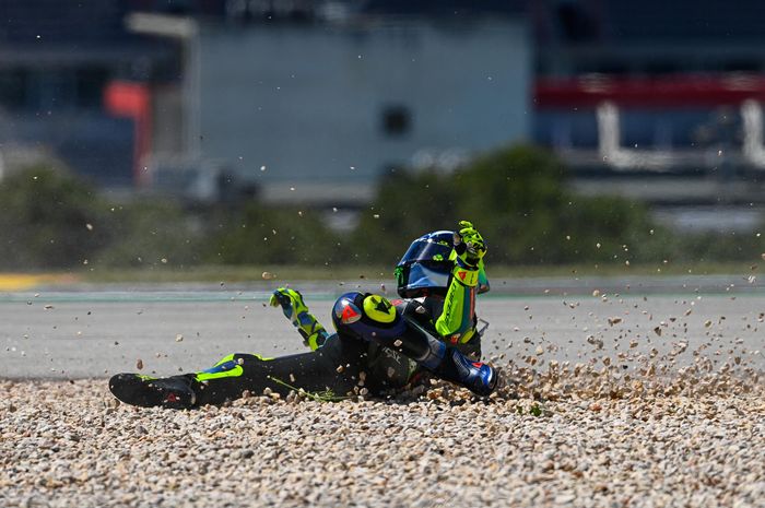 Momen Valentino Rossi terjatuh pada sesi balapan MotoGP Portugal 2021, Minggu (18/4/2021).