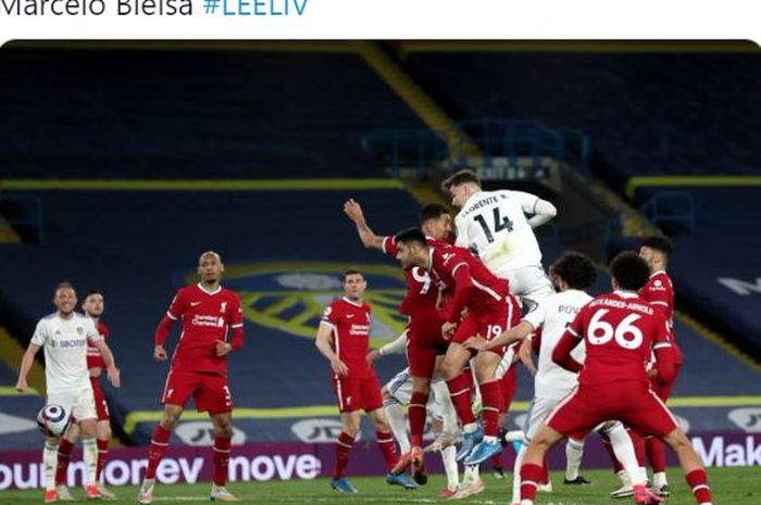 Bek Leeds United, Diego Llorente, mencetak gol ke gawang Liverpool dalam laga Liga Inggris di Stadion Elland Road, Senin (19/4/2021).