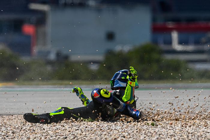 Pembalap Monster Energy Yamaha, Valentino Rossi, terjatuh pada balapan MotoGP Portugal di Sirkuit Algarve, Portimao, Minggu (18/4/2021).