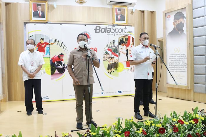 Menteri Pemuda dan Olahraga Republik Indonesia, Zainudin Amali (kiri) dan Ketua Umum PSSI, Mochamad Iriawan (kanan), beserta jajaran tengah memberikan keterangan kepada awak media di Kantor Kemenpora, Senayan, Jakarta, 21 April 2021.