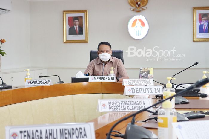 Menteri Pemuda dan Olahraga Republik Indonesia, Zainudin Amali, sedang dalam pertemuan di Kantor Kemenpora, Senayan, Jakarta, 21 April 2021.