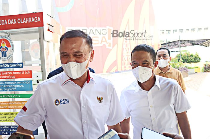 Ketua Umum PSSI, Mochamad Iriawan (kiri), dan Pelaksana Tugas Sekjen PSSI, Yunus Nusi, tengah memberikan keterangan kepada awak media di Kantor Kemenpora, Senayan, Jakarta, 21 April 2021.