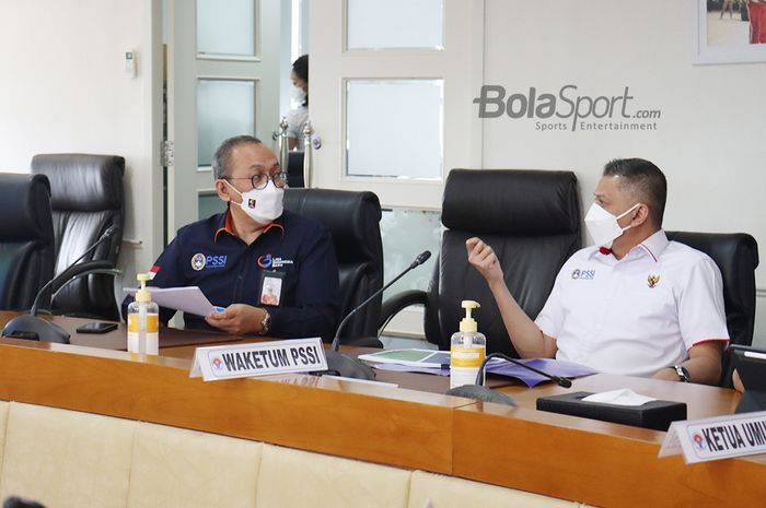 Direktur Utama PT Liga Indonesia Baru (LIB), Akhmad Hadian Lukita (kiri), tengah berdiskusi dengan Wakil Ketua Umum PSSI, Iwan Budianto (kanan), di Kantor Kemenpora, Senayan, Jakarta, 21 April 2021.