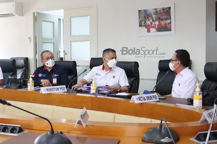 Direktur Utama PT Liga Indonesia Baru (LIB), Akhmad Hadian Lukita (kiri), tengah berdiskusi dengan Wakil Ketua Umum PSSI, Iwan Budianto (tengah), dan Ketua Umum PSSI, Mochamad Iriawan (kanan) di Kantor Kemenpora, Senayan, Jakarta, 21 April 2021.