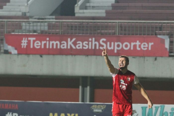 Marco Motta dalam laga Persija vs Persib pada final leg pertama Piala Menpora 2021 di Stadion Maguwoharjo, Sleman, Yogyakarta, Kamis (22/4/2021).