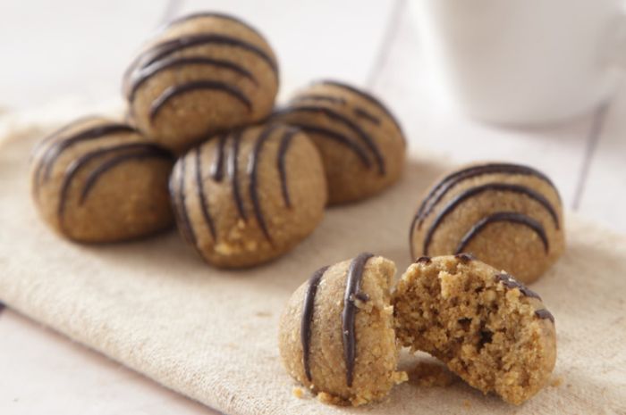 Hidangan kue kacang moka cokelat enak untuk Lebaran