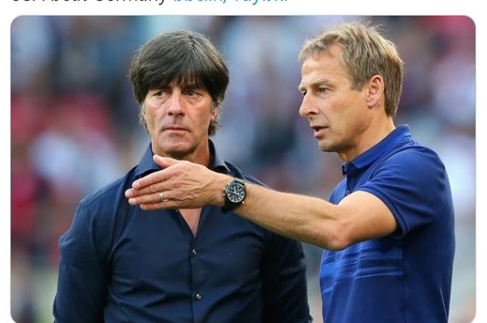 Momen sosok yang dirumorkan sedang dilirik oleh Tottenham Hotspur, Juergen Klinsmann (kanan), saat berbicara dengan pelatih timnas Jerman, Joachim Loew.