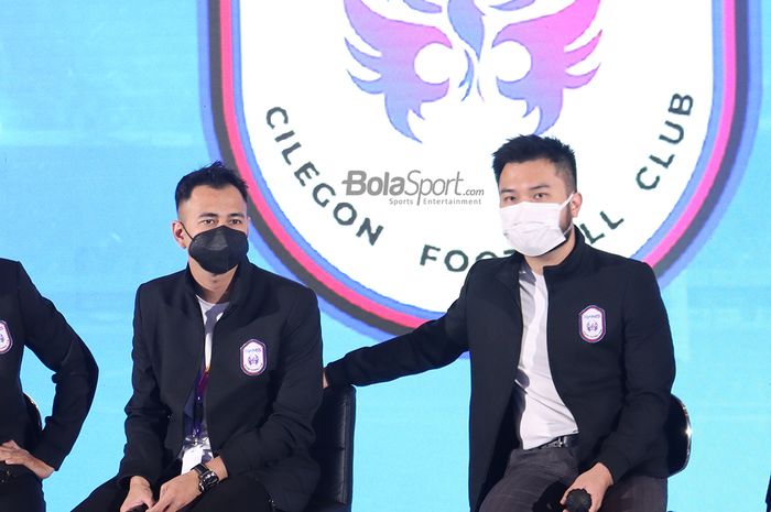 Kedua chairman RANS Cilegon FC, Raffi Ahmad (kiri) dan Rudy Salim (kanan), tengah memberikan keterangan kepada awak media dalam peluncuran timnya di Jiexpo Kemayoran, Jakarta, 23 April 2021.