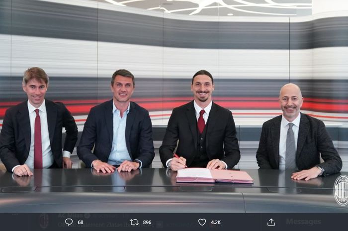 Zlatan Ibrahimovic (dua dari kanan) meneken perpanjangan kontrak di AC Milan, 22 April 2021.