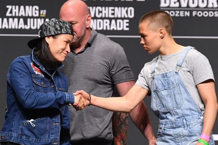 Momen staredown UFC 261 antara, Zhang Weili (kiri), dan Rose Namajunas (kanan).
