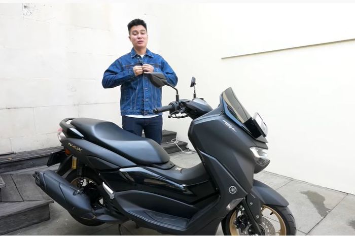 Baim Wong naik motor ke pasar