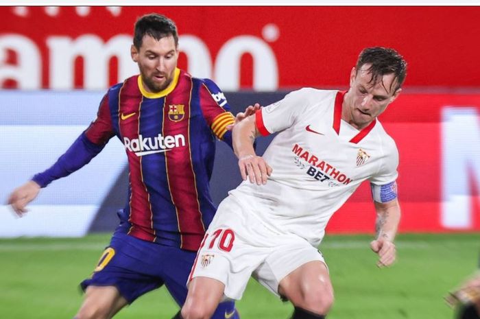 Gelandang Sevilla, Ivan Rakitic, tengah berebut dengan kapten Barcelona, Lionel Messi, dalam sebuah laga.