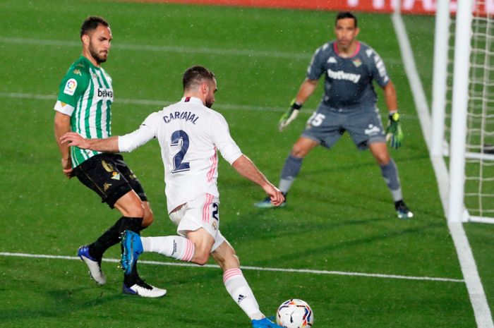 Momen Dani Carvajal mencoba melakukan tembakan ke arah gawang Real Betis pada laga pekan ke-32 Liga Spanyol 2020-2021.