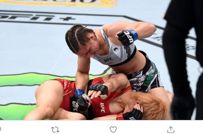 Na Liang digebuki Ariane Carnelossi di laga pertama UFC 261, Minggu (25/4/2021) WIB di Jacksonville.