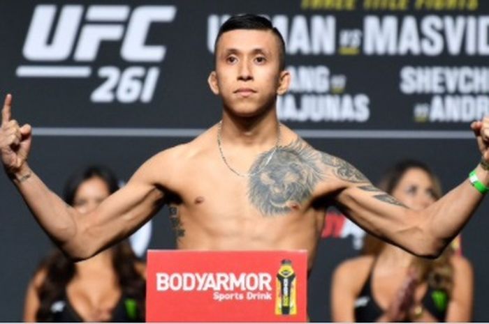 Petarung kelas terbang, Jeff Molina, mengalahkan Qileng Aori di UFC 261.