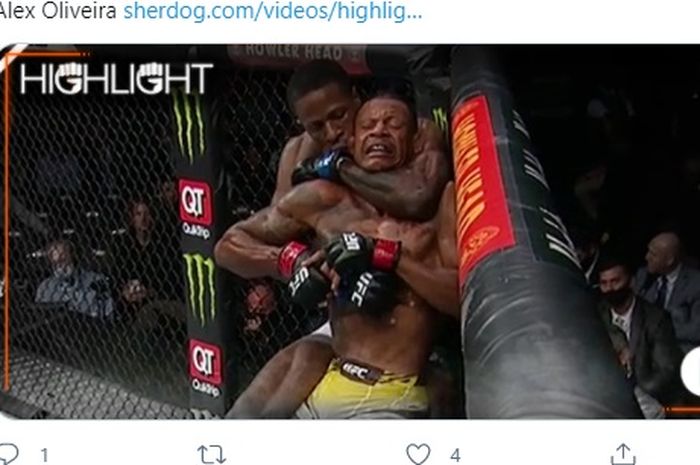 Randy Brown melakukan kuncian rear naked choke dengan satu tangan terhadap Alex Oliveira di UFC 261, Minggu (25/4/2021) WIB. 