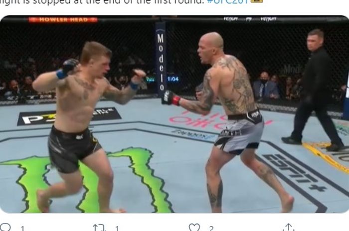 Kaki Jimmy Crute somplak dihajar tendangan Anthony Smith di UFC 261, Minggu (25/4/2021) WIB.