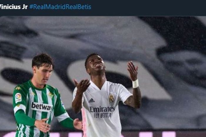 Vinicius Junior (kanan) bereaksi menyesal dalam laga Real Madrid vs Real Betis, 24 April 2021.
