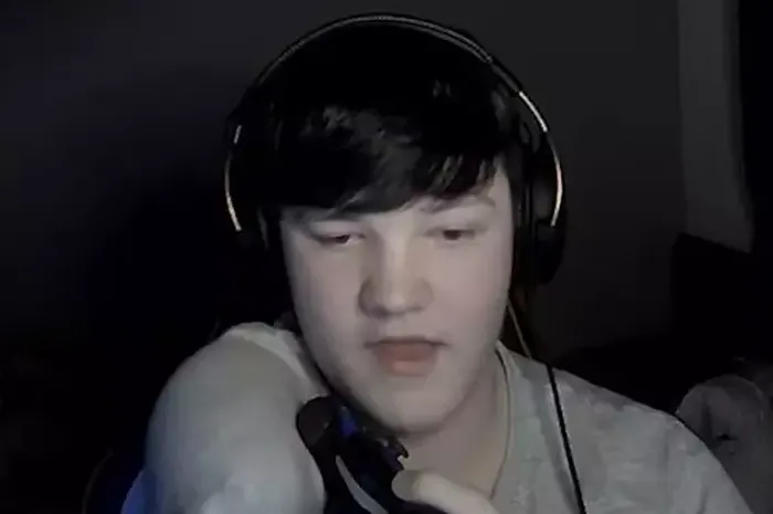 Ashllxyy play with standard PlayStation controller