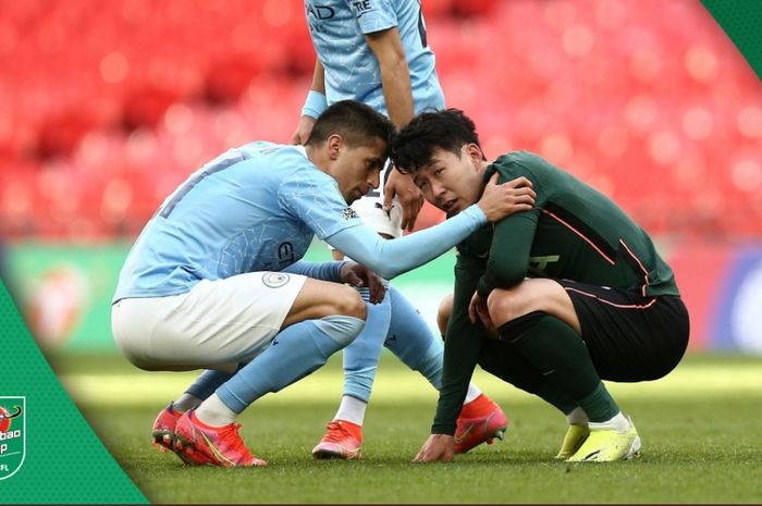 Penyerang Tottenham Hotspur, Son Heung-min (kanan), menangis usai timnya takluk dari Manchester City di final Piala Liga Inggris 2020-2021.