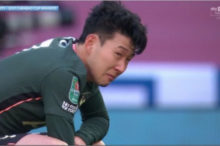 Kesedihan pemain Tottenham Hotspur, Son Heung-min, usai final Piala Liga Inggris kontra Manchester City.