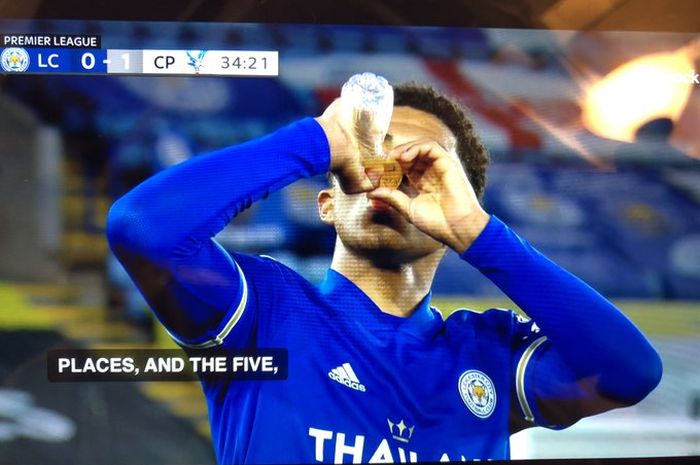 Pemain Leicester City, Wesley Fofana, membatalkan puasanya dengan air mineral ditengah pertandingan melawan Crystal Palace saat jam berbuka puasa pada Selasa (23/4/2021).