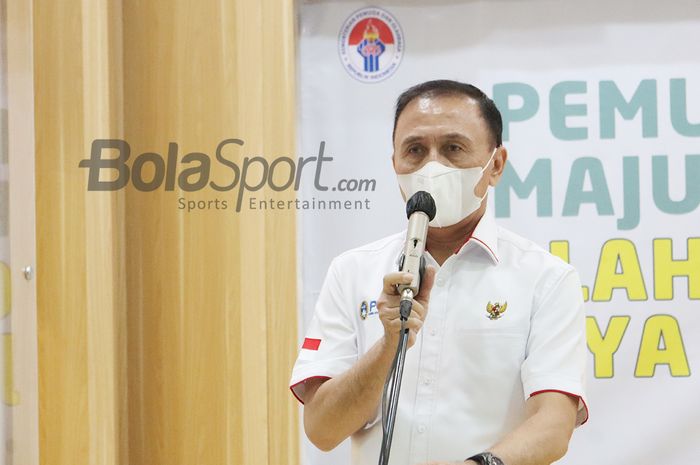 Ketua Umum PSSI, Mochamad Iriawan, tengah memberikan keterangan kepada awak media di Kantor Kemenpora, Senayan, Jakarta, 27 April 2021. Menjelang Liga 1 2021, ada wacana membolehkan penonton ke stadion, tapi dengan syarat negatif Covid-19.