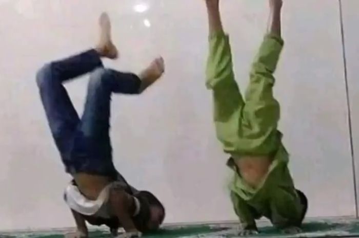 Free Fire Boy Prostrate Action during Prayer