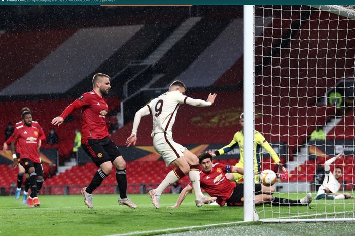Manchester United tertinggal 1-2 dari AS Roma pada babak pertama leg pertama semifinal Liga Europa 2020-2021.