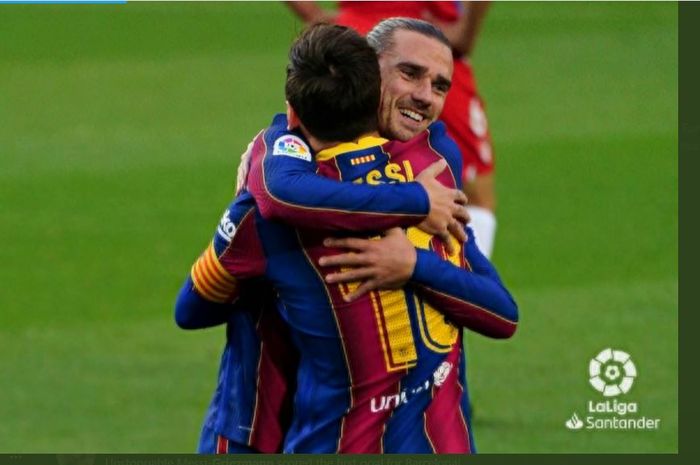 Kapten Barcelona, Lionel Messi, berpelukan dengan Antoine Griezmann.