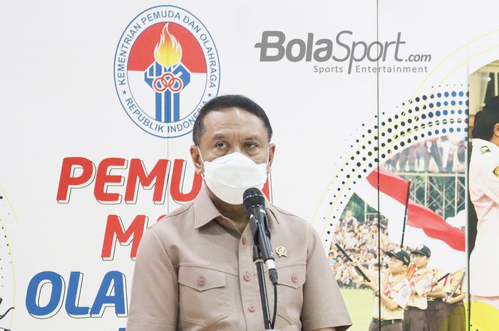 Menteri Pemuda dan Olahraga Republik Indonesia, Zainudin Amali, tengah memberikan keterangan kepada awak media di Kantor Kemenpora, Senayan, Jakarta, 30 April 2021.