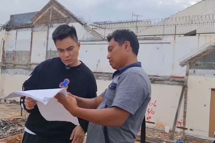 Tangkapan layar dari kanal Youtube Baim Paula yang memperlihatkan Baim Wong di rumah barunya