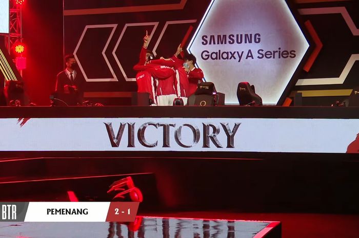 Expressions of happiness for Bigetron Alpha roasters after defeating EVOS Legends and qualifying for the MPL ID S7 Grand Finals